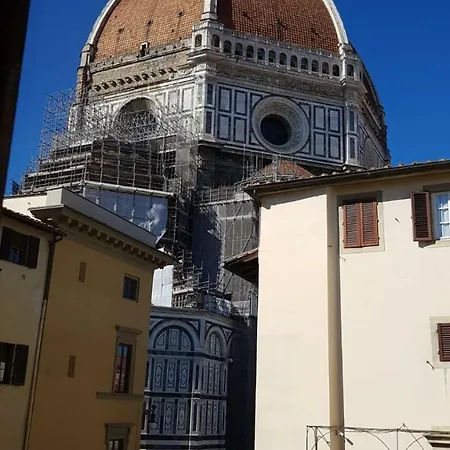 Domus Plaza בית הארחה