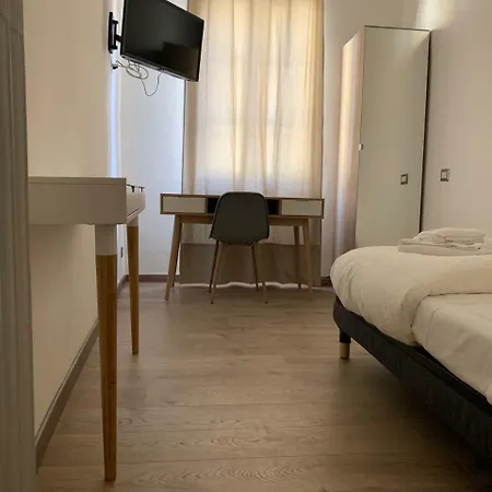 Domus Plaza בית הארחה